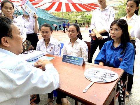 ĐH Luật TP.HCM xét tuyển nhiều tổ hợp mới, có môn giáo dục công dân - Ảnh 1. ĐH Luật TP.HCM xét tuyển nhiều tổ hợp mới, có môn giáo dục công dân - Ảnh 1.