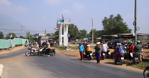 Hé lộ nguyên nhân người mẹ 24 tuổi ôm hai con nhỏ nhảy kênh tự tử - Ảnh 2. Hé lộ nguyên nhân người mẹ 24 tuổi ôm hai con nhỏ nhảy kênh tự tử - Ảnh 2.