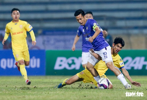 Hà Nội FC thua đau ở Nam Định vì mặt sân bị tưới nước ướt đẫm? - Ảnh 1. Hà Nội FC thua đau ở Nam Định vì mặt sân bị tưới nước ướt đẫm? - Ảnh 1.