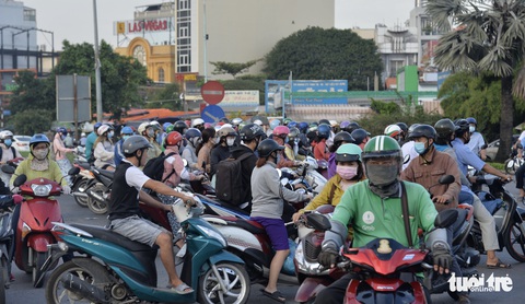 Thu phí đường Nguyễn Văn Linh để duy tu đường, nhưng đường cứ hư hỏng - Ảnh 1. Thu phí đường Nguyễn Văn Linh để duy tu đường, nhưng đường cứ hư hỏng - Ảnh 1.