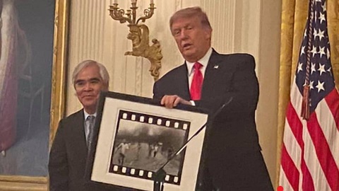Nick Út bị tấn công, máy ảnh bị đập nát sau khi nhận huân chương ông Trump trao? - Ảnh 2. Nick Út bị tấn công, máy ảnh bị đập nát sau khi nhận huân chương ông Trump trao? - Ảnh 2.