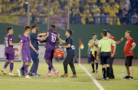 Tiền đạo ngoại của B.Bình Dương lại quậy trên sân ở trận đầu tiên V-League 2021 - Ảnh 2. Tiền đạo ngoại của B.Bình Dương lại quậy trên sân ở trận đầu tiên V-League 2021 - Ảnh 2.
