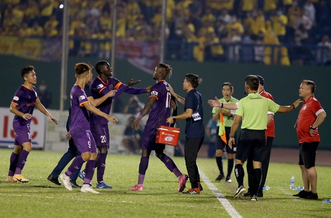 Tiền đạo ngoại của B.Bình Dương lại quậy trên sân ở trận đầu tiên V-League 2021 - Ảnh 3. Tiền đạo ngoại của B.Bình Dương lại quậy trên sân ở trận đầu tiên V-League 2021 - Ảnh 3.