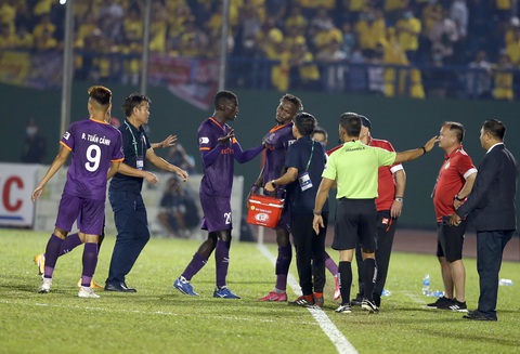 Tiền đạo ngoại của B.Bình Dương lại quậy trên sân ở trận đầu tiên V-League 2021 - Ảnh 4. Tiền đạo ngoại của B.Bình Dương lại quậy trên sân ở trận đầu tiên V-League 2021 - Ảnh 4.