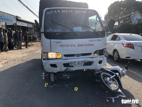 Tài xế ngủ gật lao xe tải vào lề đường trước cổng trường, 5 học sinh bị thương - Ảnh 1. Tài xế ngủ gật lao xe tải vào lề đường trước cổng trường, 5 học sinh bị thương - Ảnh 1.