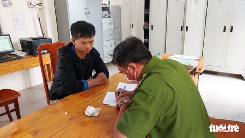 Tài xế ngủ gật lao xe tải vào lề đường trước cổng trường, 5 học sinh bị thương - Ảnh 3. Tài xế ngủ gật lao xe tải vào lề đường trước cổng trường, 5 học sinh bị thương - Ảnh 3.