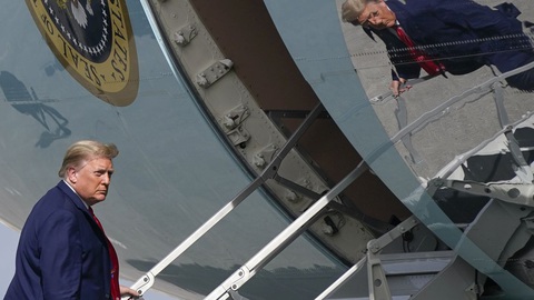 Ông Trump sẽ chia tay Nhà Trắng với 21 phát đại bác, ngồi Air Force One lần cuối? - Ảnh 1. Ông Trump sẽ chia tay Nhà Trắng với 21 phát đại bác, ngồi Air Force One lần cuối? - Ảnh 1.