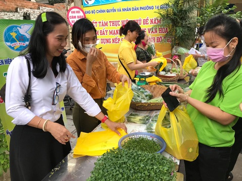 Rau trồng từ sân thượng cưu mang những phụ nữ khó khăn - Ảnh 1. Rau trồng từ sân thượng cưu mang những phụ nữ khó khăn - Ảnh 1.