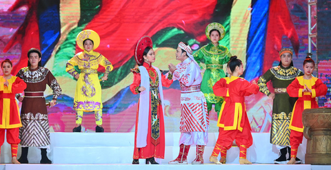Phương Hồ đưa câu chuyện lịch sử vào thời trang áo dài - Ảnh 1. Phương Hồ đưa câu chuyện lịch sử vào thời trang áo dài - Ảnh 1.