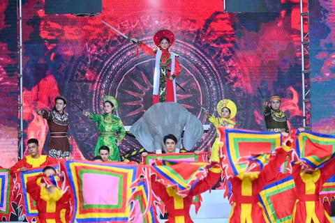 Phương Hồ đưa câu chuyện lịch sử vào thời trang áo dài - Ảnh 2. Phương Hồ đưa câu chuyện lịch sử vào thời trang áo dài - Ảnh 2.