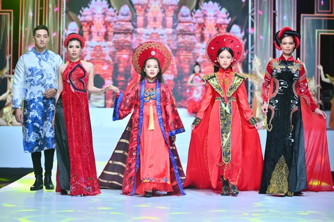 Phương Hồ đưa câu chuyện lịch sử vào thời trang áo dài - Ảnh 6. Phương Hồ đưa câu chuyện lịch sử vào thời trang áo dài - Ảnh 6.