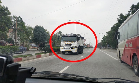 Tước bằng lái người chạy xe tải ngược chiều trên quốc lộ 1 - Ảnh 1. Tước bằng lái người chạy xe tải ngược chiều trên quốc lộ 1 - Ảnh 1.