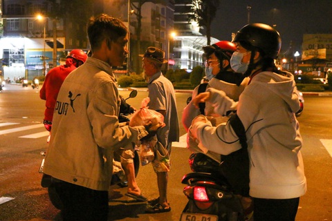 Những sinh viên đi trong đêm lạnh - Ảnh 3. Những sinh viên đi trong đêm lạnh - Ảnh 3.