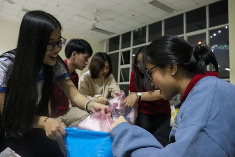 Những sinh viên đi trong đêm lạnh - Ảnh 8. Những sinh viên đi trong đêm lạnh - Ảnh 8.