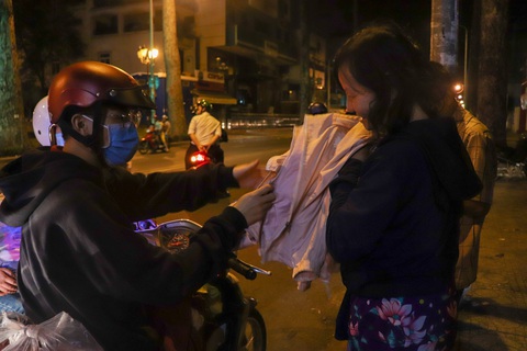 Những sinh viên đi trong đêm lạnh - Ảnh 9. Những sinh viên đi trong đêm lạnh - Ảnh 9.