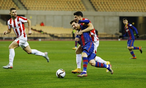 Messi đánh nguội bị thẻ đỏ, Barca thua nghẹt thở ở trận tranh Siêu cúp Tây Ban Nha - Ảnh 2. Messi đánh nguội bị thẻ đỏ, Barca thua nghẹt thở ở trận tranh Siêu cúp Tây Ban Nha - Ảnh 2.