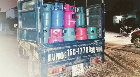 Bắt quả tang vụ sang chiết gas trái phép ngay trong cảng - Ảnh 2. Bắt quả tang vụ sang chiết gas trái phép ngay trong cảng - Ảnh 2.