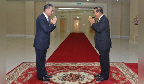 Ông Hun Sen xung phong tiêm vắc xin Trung Quốc đầu tiên - Ảnh 1. Ông Hun Sen xung phong tiêm vắc xin Trung Quốc đầu tiên - Ảnh 1.