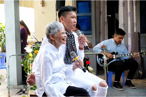 Có một ngày mộng mơ của các cụ bà - Ảnh 6. Có một ngày mộng mơ của các cụ bà - Ảnh 6.