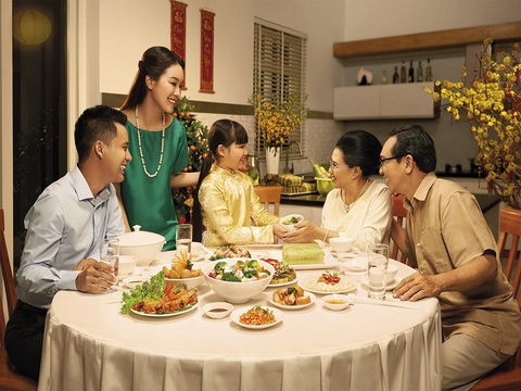 Tết về, nhớ mâm cơm nhà bên chiếc Tivi - Ảnh 1. Tết về, nhớ mâm cơm nhà bên chiếc Tivi - Ảnh 1.