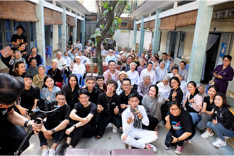 Có một ngày mộng mơ của các cụ bà - Ảnh 2. Có một ngày mộng mơ của các cụ bà - Ảnh 2.