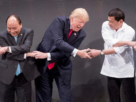 Nhìn lại nhiệm kỳ 4 năm của Tổng thống Donald Trump qua ảnh - Ảnh 4. Nhìn lại nhiệm kỳ 4 năm của Tổng thống Donald Trump qua ảnh - Ảnh 4.
