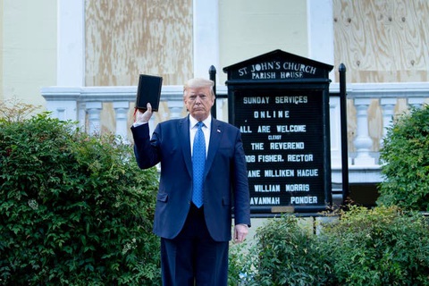 Nhìn lại nhiệm kỳ 4 năm của Tổng thống Donald Trump qua ảnh - Ảnh 11. Nhìn lại nhiệm kỳ 4 năm của Tổng thống Donald Trump qua ảnh - Ảnh 11.