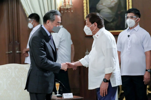 Tới Philippines, ngoại trưởng Trung Quốc giở chiêu bài gác tranh chấp, cùng khai thác - Ảnh 1. Tới Philippines, ngoại trưởng Trung Quốc giở chiêu bài gác tranh chấp, cùng khai thác - Ảnh 1.