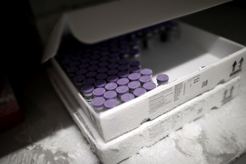 Vắc xin hàng chợ của Pfizer kém chất lượng hơn hàng thử nghiệm? - Ảnh 1. Vắc xin hàng chợ của Pfizer kém chất lượng hơn hàng thử nghiệm? - Ảnh 1.