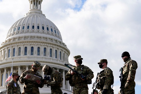 Lo nội phản, FBI lọc hồ sơ 25.000 Vệ binh quốc gia bảo vệ lễ nhậm chức ông Biden - Ảnh 1. Lo nội phản, FBI lọc hồ sơ 25.000 Vệ binh quốc gia bảo vệ lễ nhậm chức ông Biden - Ảnh 1.