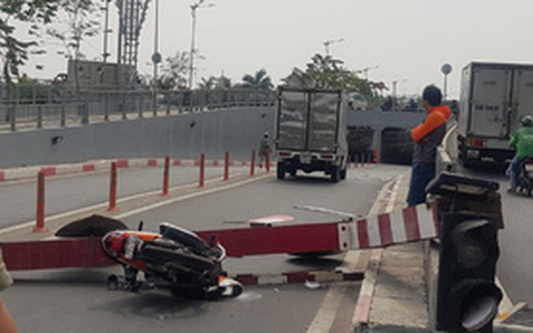 Xe tải kéo sập thanh giới hạn chiều cao đè xe máy người đi đường - Ảnh 2. Xe tải kéo sập thanh giới hạn chiều cao đè xe máy người đi đường - Ảnh 2.