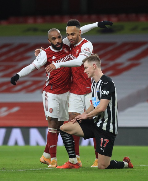Bỏ lỡ khó tin trước khung thành trống, Aubameyang vẫn lập cú đúp đánh bại Newcastle - Ảnh 1. Bỏ lỡ khó tin trước khung thành trống, Aubameyang vẫn lập cú đúp đánh bại Newcastle - Ảnh 1.