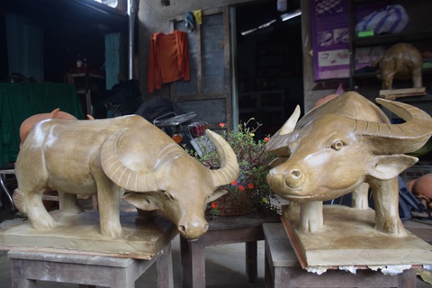Về làng gốm hàng trăm tuổi xem nghệ nhân nhào nặn linh vật trâu tết - Ảnh 2. Về làng gốm hàng trăm tuổi xem nghệ nhân nhào nặn linh vật trâu tết - Ảnh 2.