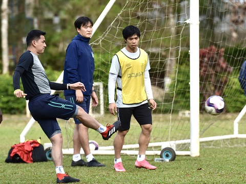 4 ngày trước trận đầu tiên vòng 2 V-League 2021, vé sân Pleiku tăng sốt từng giờ - Ảnh 1. 4 ngày trước trận đầu tiên vòng 2 V-League 2021, vé sân Pleiku tăng sốt từng giờ - Ảnh 1.