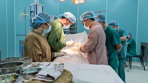 Cấp cứu thanh niên gãy dương vật sau cú tông xe máy - Ảnh 1. Cấp cứu thanh niên gãy dương vật sau cú tông xe máy - Ảnh 1.