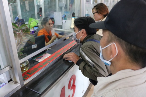 Xe đò thương hiệu ở bến xe Miền Đông cháy vé tết những ngày cao điểm - Ảnh 1. Xe đò thương hiệu ở bến xe Miền Đông cháy vé tết những ngày cao điểm - Ảnh 1.