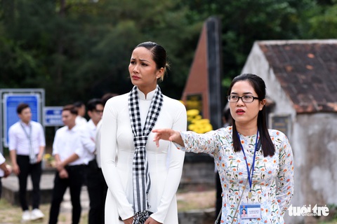 Hoa hậu HHen Niê nghẹn ngào phát biểu tại nghĩa trang Hàng Dương - Ảnh 7. Hoa hậu HHen Niê nghẹn ngào phát biểu tại nghĩa trang Hàng Dương - Ảnh 7.
