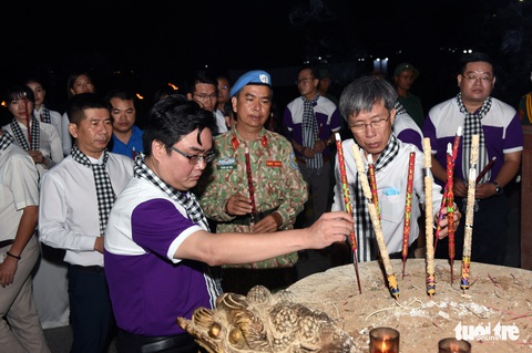 Hoa hậu HHen Niê nghẹn ngào phát biểu tại nghĩa trang Hàng Dương - Ảnh 4. Hoa hậu HHen Niê nghẹn ngào phát biểu tại nghĩa trang Hàng Dương - Ảnh 4.
