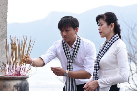 Hoa hậu HHen Niê nghẹn ngào phát biểu tại nghĩa trang Hàng Dương - Ảnh 6. Hoa hậu HHen Niê nghẹn ngào phát biểu tại nghĩa trang Hàng Dương - Ảnh 6.