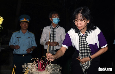 Hoa hậu HHen Niê nghẹn ngào phát biểu tại nghĩa trang Hàng Dương - Ảnh 2. Hoa hậu HHen Niê nghẹn ngào phát biểu tại nghĩa trang Hàng Dương - Ảnh 2.