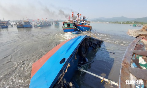 Khẩn trương trục vớt tàu chở dầu chìm gần cảng cá ở Nghệ An - Ảnh 2. Khẩn trương trục vớt tàu chở dầu chìm gần cảng cá ở Nghệ An - Ảnh 2.