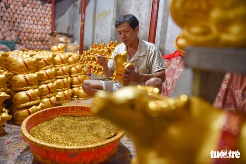 Nhộn nhịp làm trâu vàng Tân Sửu chào xuân - Ảnh 1. Nhộn nhịp làm trâu vàng Tân Sửu chào xuân - Ảnh 1.