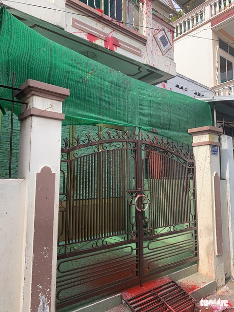 Một nhà dân liên tục bị nhóm người lạ khủng bố bằng sơn đỏ, hột vịt thối - Ảnh 1. Một nhà dân liên tục bị nhóm người lạ khủng bố bằng sơn đỏ, hột vịt thối - Ảnh 1.