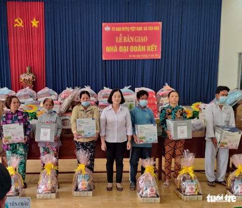 Sửa chữa và cất mới 9 căn nhà bị cháy do người tâm thần đốt - Ảnh 2. Sửa chữa và cất mới 9 căn nhà bị cháy do người tâm thần đốt - Ảnh 2.