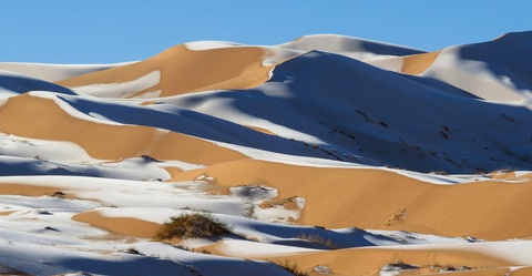 Tuyết phủ trắng vùng sa mạc nóng nhất Trái Đất Sahara - Ảnh 1. Tuyết phủ trắng vùng sa mạc nóng nhất Trái Đất Sahara - Ảnh 1.