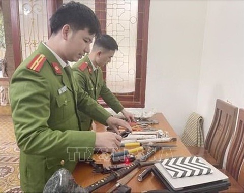 Siêu trộm mang xà beng, dao kiếm... gặp đâu trộm đấy lấy hàng tỉ đồng - Ảnh 2. Siêu trộm mang xà beng, dao kiếm... gặp đâu trộm đấy lấy hàng tỉ đồng - Ảnh 2.