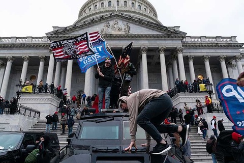 FBI điều tra nghi vấn người biểu tình lấy cắp máy tính của bà Nancy Pelosi bán cho Nga - Ảnh 2. FBI điều tra nghi vấn người biểu tình lấy cắp máy tính của bà Nancy Pelosi bán cho Nga - Ảnh 2.