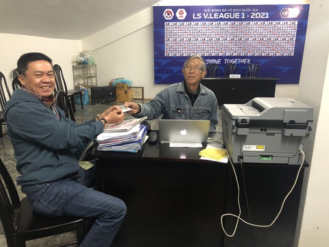 4 ngày trước trận đầu tiên vòng 2 V-League 2021, vé sân Pleiku tăng sốt từng giờ - Ảnh 2. 4 ngày trước trận đầu tiên vòng 2 V-League 2021, vé sân Pleiku tăng sốt từng giờ - Ảnh 2.