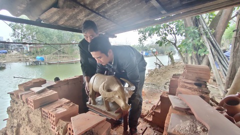 Về làng gốm hàng trăm tuổi xem nghệ nhân nhào nặn linh vật trâu tết - Ảnh 7. Về làng gốm hàng trăm tuổi xem nghệ nhân nhào nặn linh vật trâu tết - Ảnh 7.