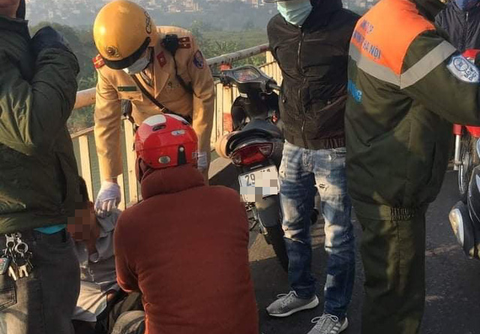 Nam thanh niên khóc lóc trèo qua lan can cầu định nhảy, CSGT tới kịp lúc - Ảnh 1. Nam thanh niên khóc lóc trèo qua lan can cầu định nhảy, CSGT tới kịp lúc - Ảnh 1.